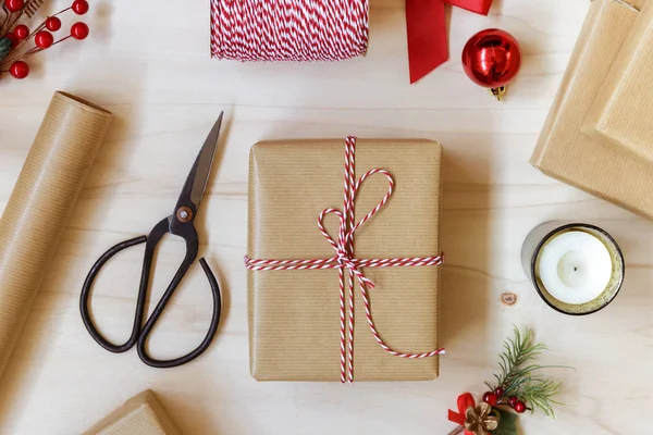 Vánoční dárky zabalené v papíru kraft svázané provázkem — Stock fotografie
