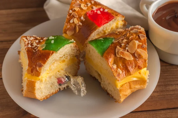 Pieces of Kings cake (Roscon de Reyes) with surprise — Stock Photo, Image