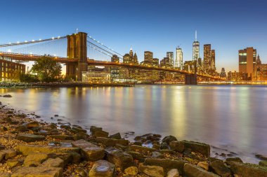 Manhattan siluetinin Brooklyn Köprüsü ile gün batımında