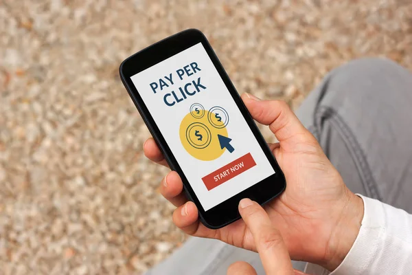 Pay Per Click konsepti ile akıllı telefon ekranında holding eller — Stok fotoğraf