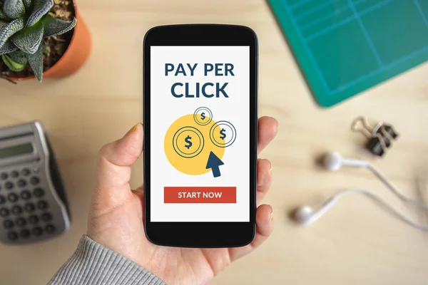 Hand hält Smartphone mit Pay-per-Click-Konzept auf dem Bildschirm — Stockfoto