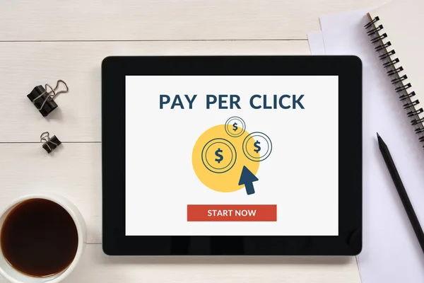 Pay Per Click kavram tablet ekranıyla office nesneleri — Stok fotoğraf