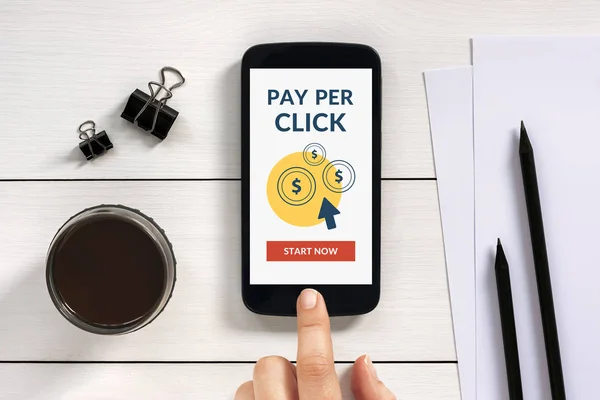 Pay-per-Click-Konzept auf Smartphone-Bildschirm mit Büroobjekten — Stockfoto