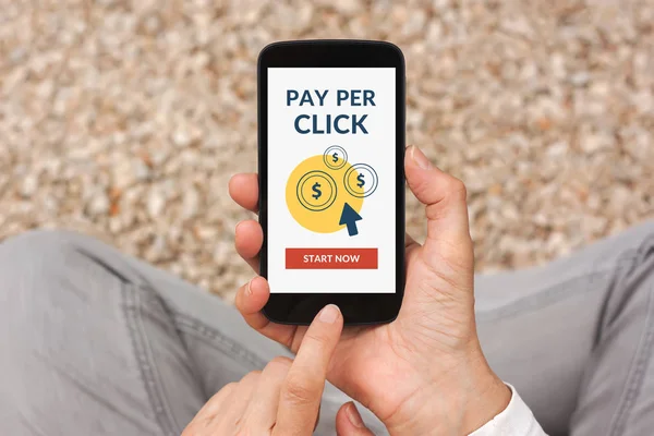 Pay Per Click konsepti ile akıllı telefon ekranında holding eller — Stok fotoğraf