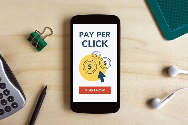 Pay Per Click kavramı ahşap masa üzerinde akıllı telefon ekranında — Stok fotoğraf