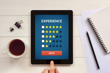 Müşteri kavramı üzerinde tablet ekranıyla office nesneleri gözden geçirin