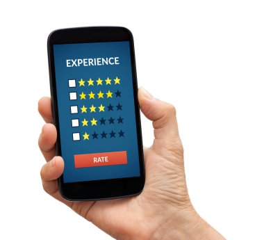 Müşteri inceleme konsepti ile akıllı telefon ekranında tutan el