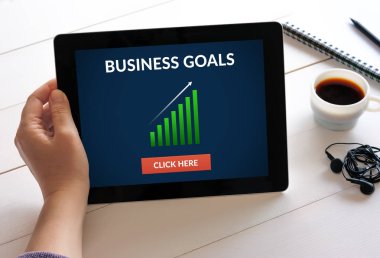 El tutma tablet ekranında iş hedefleri kavramı ile