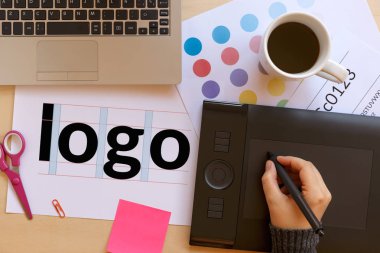 İş grafik tableti kullanarak yaratıcı grafik tasarımcı