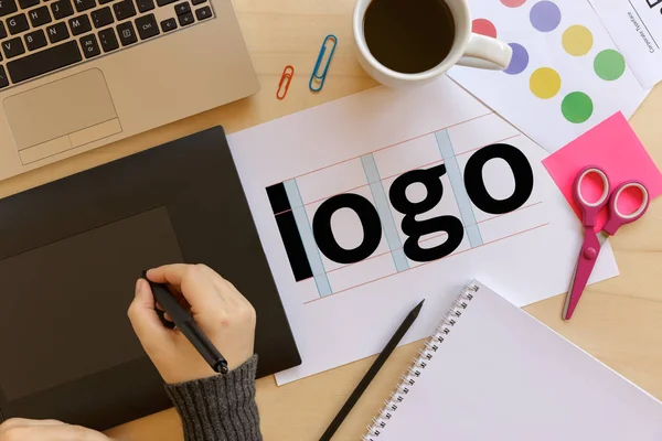 İş grafik tableti kullanarak yaratıcı grafik tasarımcı