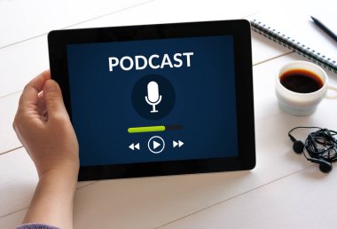 El tutma tablet ekranında podcast kavramı ile