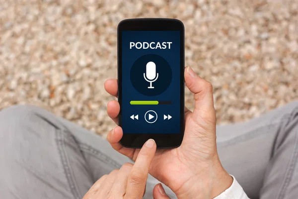 Podcast kavramı ile akıllı telefon ekranında holding eller