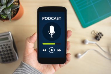 Podcast kavramı ile akıllı telefon ekranında tutan el