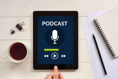 Tablet ekranıyla office nesneleri üzerinde podcast kavramı