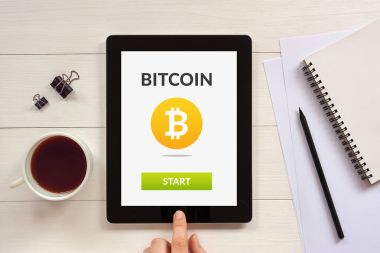 Office nesneleri tablet ekranıyla Bitcoin kavram 