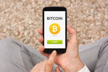 Bitcoin konsepti ile akıllı telefon ekranında holding eller