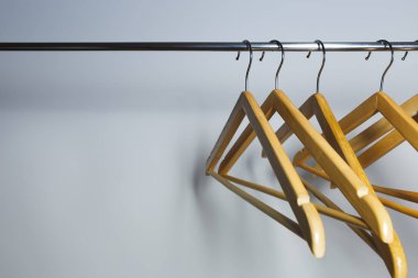 Metal bir raf üzerinde boş vestiyer