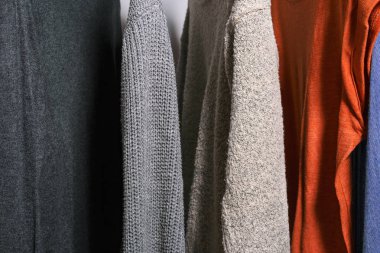 Giyim giyim rafta asılı görüntüsünü kapatmak 