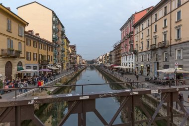 Milan kanalda Naviglio Grande görünümünü