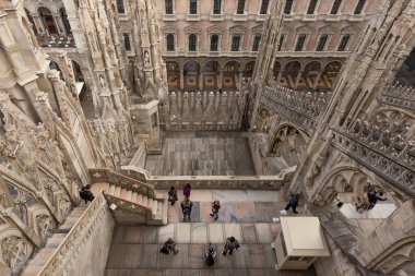 Milano Duomo Katedrali'ne Teras görünümünü