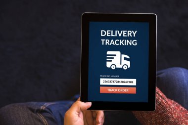 Kavram ekranda izleme teslim ile tablet holding eller