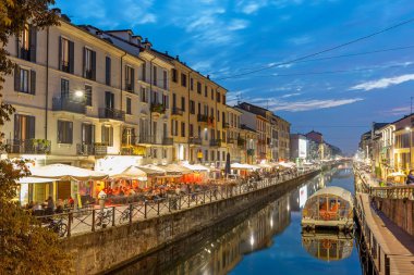 Milan kalabalık Naviglio Grande bölgesinde görünümünü