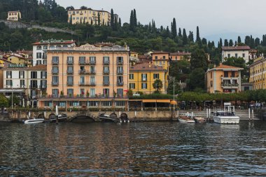 İtalya Bellagio köyünün kıyı şeridi üzerinde göster