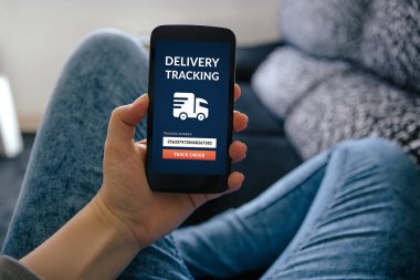 Kavram ekranda izleme teslim ile akıllı telefon tutarak kız
