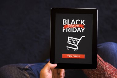 Tablet siyah Cuma kavramı ile ekranda holding eller