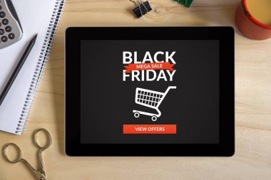 Office nesneleri ile tablet ekranında siyah Cuma kavramı 