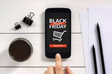 Office nesneleri ile akıllı telefon ekranında siyah Cuma kavramı