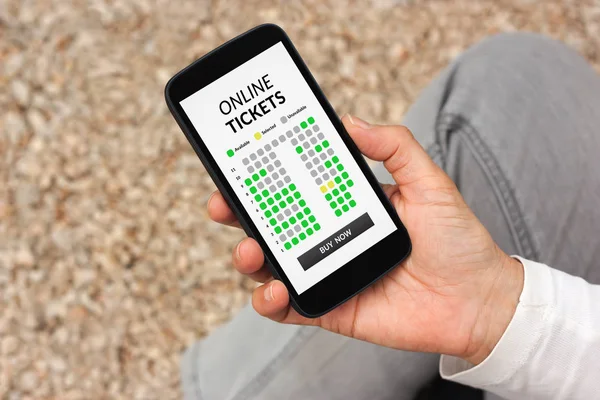 Рука тримає смартфон з концепцією онлайн-квитків на екрані — стокове фото