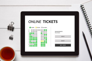 Online Bilet konsepti üzerine tablet ekranıyla office nesneleri