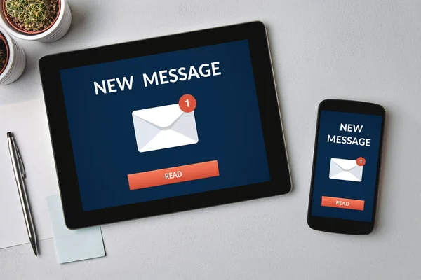 Novo conceito de notificação de mensagem na tela do tablet e smartphone — Fotografia de Stock