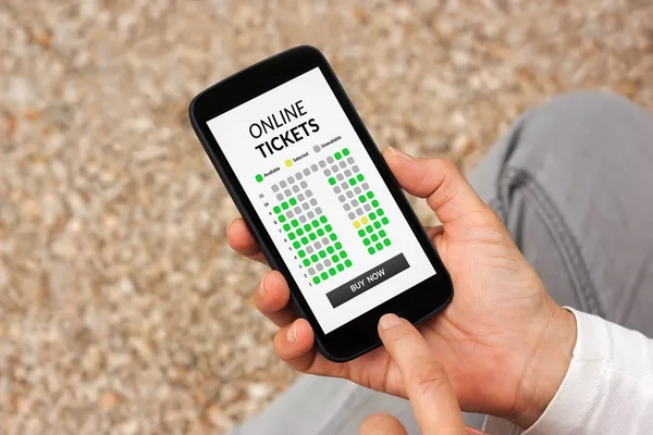 Χέρια που κρατούν έξυπνο τηλέφωνο με online εισιτήρια έννοια στην οθόνη — Φωτογραφία Αρχείου