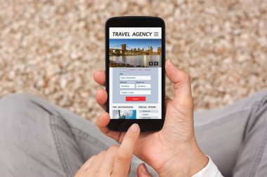 Seyahat Acentası konsepti ile akıllı telefon ekranında holding eller