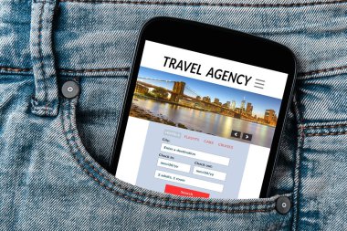 Seyahat Acentası kavram smartphone ekranında kot pantolon cebinde
