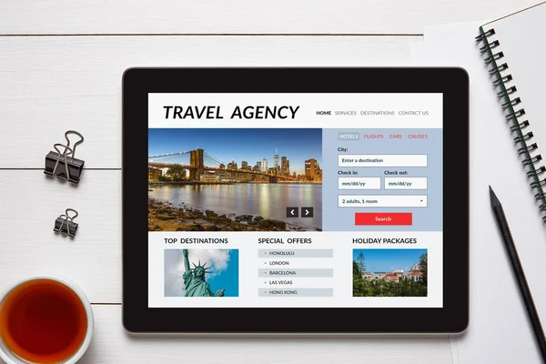 Office 개체와 태블릿 화면에 여행사 개념 — 스톡 사진