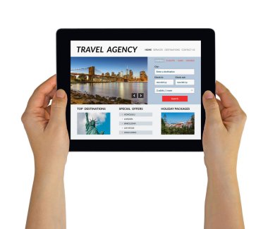 Tablet seyahat acentası kavramı ile ekranda holding eller