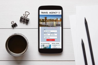 Seyahat Acentası kavramı office nesneleri ile akıllı telefon ekranında