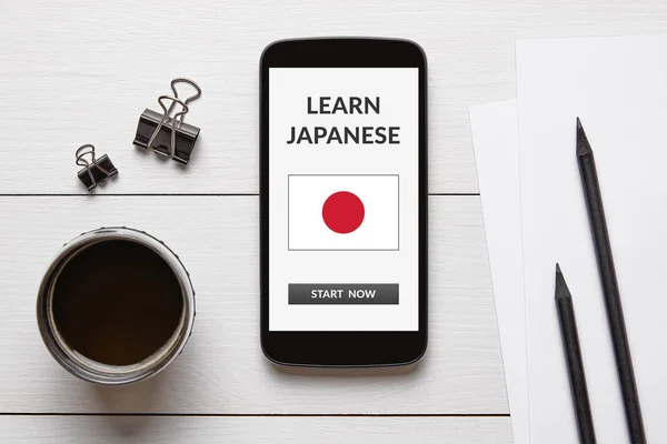 Japon kavramı office nesneleri ile akıllı telefon ekranında öğrenin — Stok fotoğraf