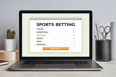 Konsept dizüstü bilgisayar ekranında modern masa üzerine bahis spor