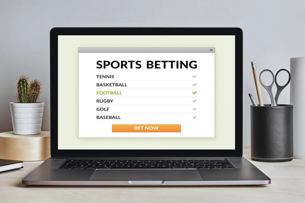Concepto de apuestas deportivas en la pantalla del ordenador portátil en el escritorio moderno — Foto de Stock