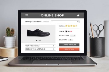Online alışveriş konsept dizüstü bilgisayar ekranında modern masa