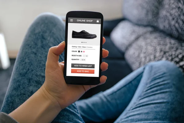 Ragazza con smart phone con concetto di negozio online sullo schermo — Foto Stock