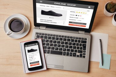 Online alışveriş konsept dizüstü bilgisayar ve akıllı telefon ekran