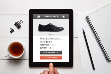 Online mağaza konsepti üzerine beyaz ahşap masa ekranda tablet