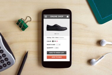 Online alışveriş kavramı ahşap masa üzerinde akıllı telefon ekranında