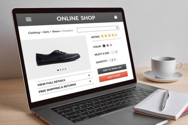 Online alışveriş kavramı modern dizüstü bilgisayar ekranında