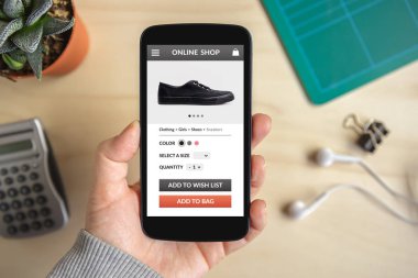 Online mağaza konsepti ile akıllı telefon ekranında tutan el